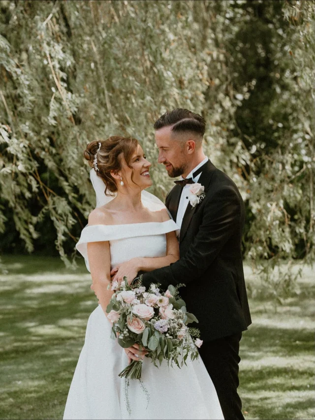 🍃Picture perfect🍃  Clock Barn is filled with beautiful pockets of scenery that make for stunning photographs.  Here are just a few of the many places that couples love to wander to on their wedding day:  1. The Willow Tree
2. Clock Barn gardens
3. Our beautiful driveway
4. The Hayloft wisteria 
5. The Stables courtyard  Let us know your favourite spots in the comments below!🌸  📷
@jenniecolbourneweddings 
@alisaroberts_ 
@tomjeavons 
@gingersnaps_photography_katy  #photoopportunity #weddingday #clockbarnweddingphotographer